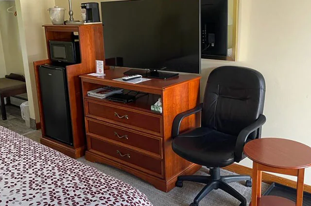 A guest room at Colonial Motel from the official photo gallery