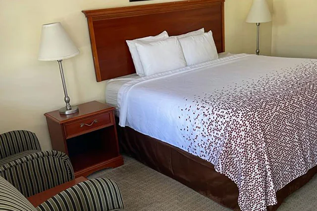 A comfortable guest room at Colonial Motel